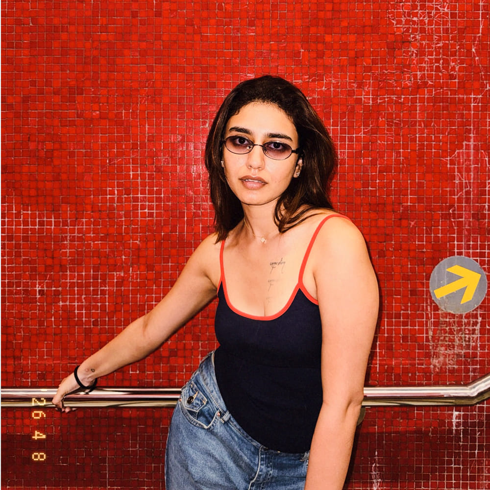 ఒక చిన్న కన్నుగీటే సన్నివేశంతో యావత్‌ భారతదేశాన్ని తనవైపు తిప్పుకుంది కేరళ కుట్టి ప్రియా ప్రకాశ్‌ వారియర్‌. ఇంకా చెప్పాలంటే కేవలం ఒక్క రాత్రిలోనే సెలబ్రిటీ హోదాను సొంతం చేసుకుందీ బ్యూటీ. ‘ఓరు ఆదర్‌ లవ్‌’ సినిమాలోని సెకన్ల వ్యవధిలో ఉన్న ఆ వీడియో అప్పట్లో నెట్టింట్లో సంచలనంగా మారింది.