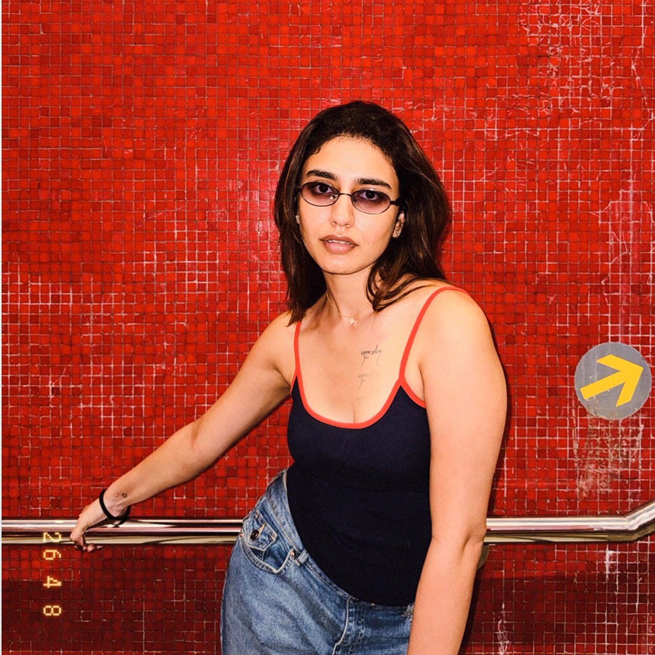 ఒక చిన్న కన్నుగీటే సన్నివేశంతో యావత్ భారతదేశాన్ని తనవైపు తిప్పుకుంది కేరళ కుట్టి ప్రియా ప్రకాశ్ వారియర్. ఇంకా చెప్పాలంటే కేవలం ఒక్క రాత్రిలోనే సెలబ్రిటీ హోదాను సొంతం చేసుకుందీ బ్యూటీ. ‘ఓరు ఆదర్ లవ్’ సినిమాలోని సెకన్ల వ్యవధిలో ఉన్న ఆ వీడియో అప్పట్లో నెట్టింట్లో సంచలనంగా మారింది.