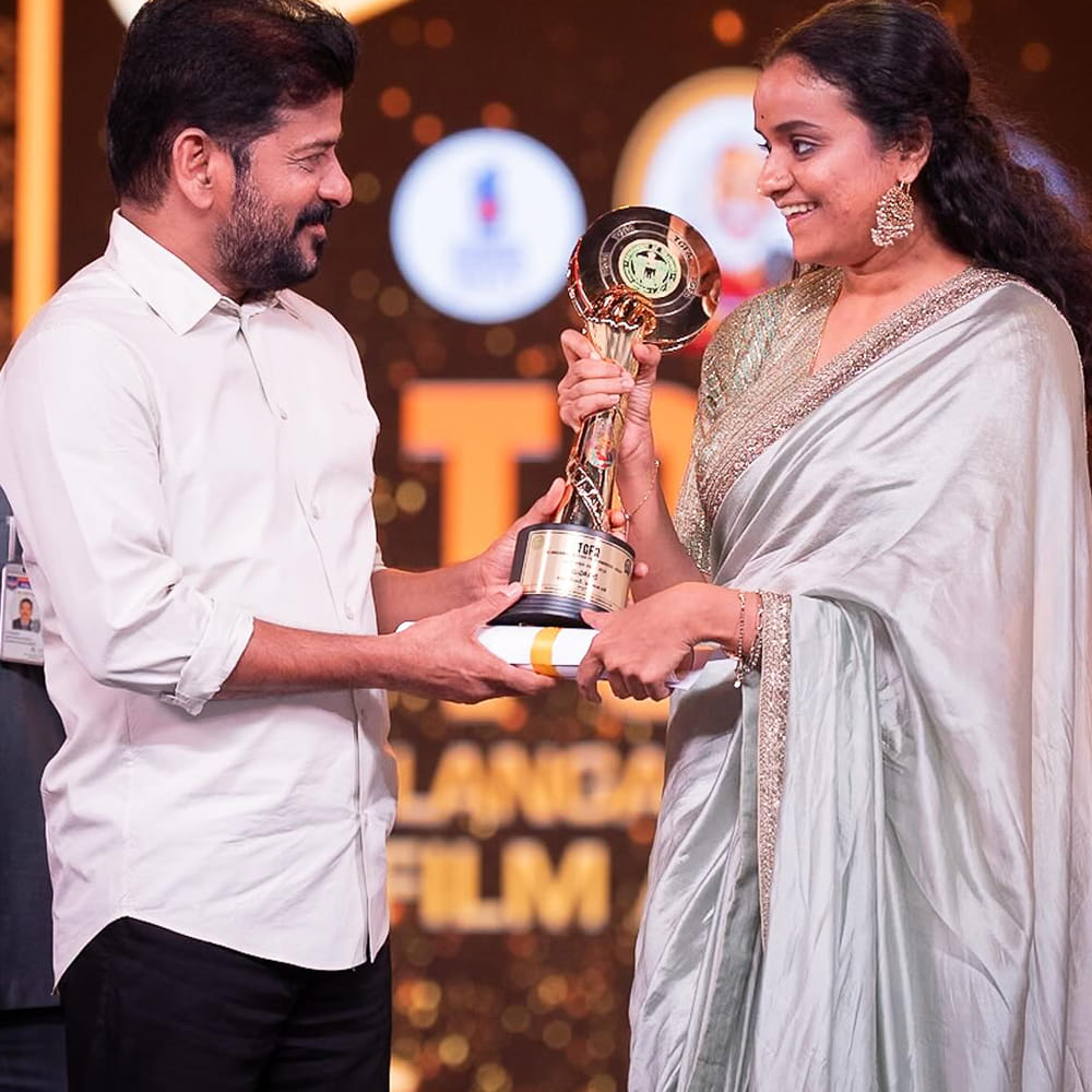 బాణం, ఓం శాంతి, శక్తి , సారొచ్చారు, ఎవడే సుబ్రహ్మణ్యం సినిమాలను నిర్మిచారు. అలాగే బాలు, జై చిరంజీవ అనే సినిమాలకు సహనిర్మాతగా వ్యవహరించింది ప్రియాంక దత్. బాణం సినిమాకు గాను ప్రియాంక వెండి నంది పురస్కారం అందుకుంది. చిన్న సినిమాలతో పాటు బడా సినిమాలను కూడా నిర్మిస్తూ ప్రేక్షకులను అలరిస్తున్నారు ప్రియాంక. ఇక ఇప్పుడు ప్రియాంక ఓల్డ్ ఫోటో ఇప్పుడు సోషల్ మీడియాలో వైరల్ అవుతుంది. 