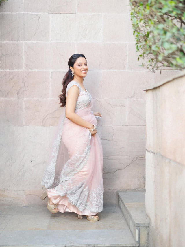 అలా పరిగెత్తక ముద్దుగుమ్మ.. చీరలో చిన్నదాని వయ్యారాలు!