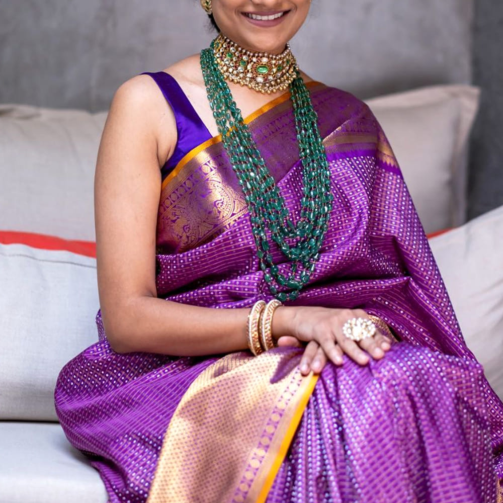 టాలీవుడ్ లో చిరంజీవి, బాలకృష్ణ ఇద్దరు లెజెండ్రీ హీరోలు.. ఈ ఇద్దరూ తమ సినిమాలతో ప్రేక్షకులను విపరీతముగా ఆకట్టుకున్నారు. ఇప్పటికి కుర్ర హీరోలతో పోటీ పడుతూ సినిమాలు చేస్తూ దూసుకుపోతున్నారు. ఇక ఇప్పుడు ఈ ఇద్దరితో ఉన్న ఓ చిన్నారి ఫోటో సోషల్ మీడియాలో దర్శనమిచ్చింది. ఇంతకూ ఆ ఇద్దరి మధ్య ఉన్న చిన్నారి ఎవరో గుర్తుపట్టారా.?