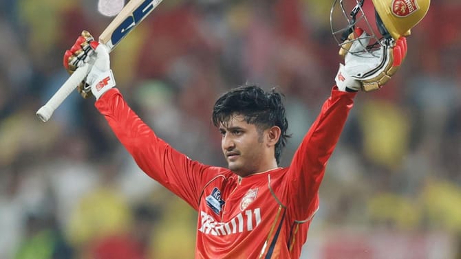 కెప్టెన్లను కాదని ప్లేయర్ ఆఫ్ ది మ్యాచ్ కొట్టేసిన కుర్రాడు