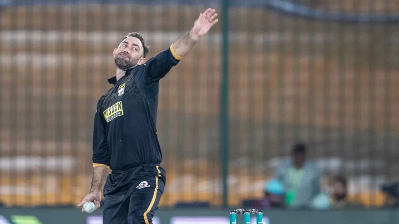 కరాచీలో ఇస్లామాబాద్ యునైటెడ్‌తో జరిగిన మ్యాచ్‌లో హైదరాబాద్ కింగ్స్‌మెన్ తరపున ఆడిన గ్లెన్ మాక్స్‌వెల్, కేవలం 9 బంతుల్లోనే అజేయంగా 21 పరుగులు సాధించాడు. ఈ ఇరవై ఒక్క పరుగులతో, మాక్స్‌వెల్ టీ20 క్రికెట్‌లో 11,000 పరుగులు పూర్తి చేసుకున్నాడు.