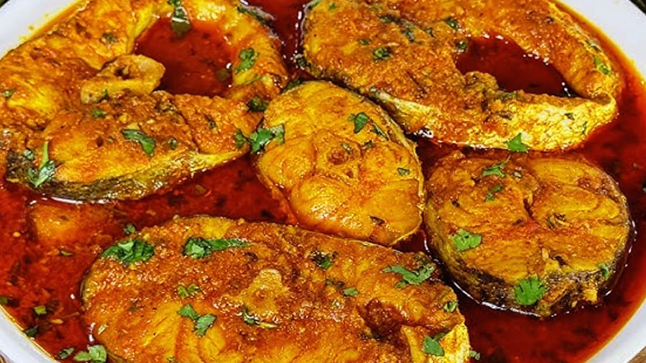 ముందుగా చేప ముక్కలను తీసుకుని వాటిని కొద్దిగా ఉప్పు, అర టేబుల్ స్పూన్ పసుపు,  నిమ్మరసం వేసి 20 నిమిషాల పాటు ఉంచండి. ఇలా చేస్తే నీచు వాసన  పోతుంది. 