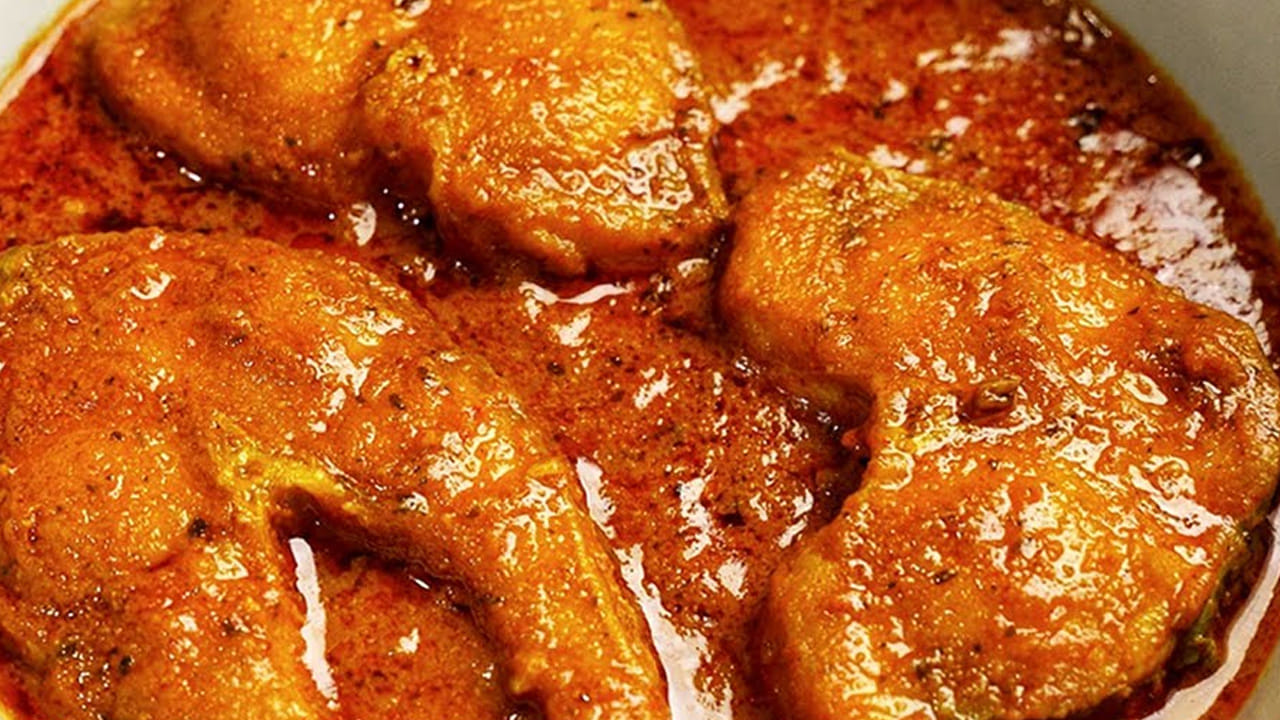 పులస చేపల కూరకు కావాల్సిన  పదార్థాలు : అర కిలో చేప ముక్కలు, రెండు ఉల్లిపాయలు, రెండు టమాటాలు, పచ్చిమిర్చి, ఒక టేబుల్ స్పూన్ అల్లం వెల్లుల్లి పేస్ట్, ఒక టేబుల్ స్పూన్ కారం, ఒక టేబుల్ స్పూన్ ధనియాల పొడి, పావు టీ స్పూన్ పసుపు, రుచికి సరిపడా ఉప్పు, చింతపండు , రెండు టేబుల్ కొబ్బరి పేస్ట్, కొద్దిగా కరివేపాకు, కొత్తిమీర, నూనెను తీసుకోవాలి. 
