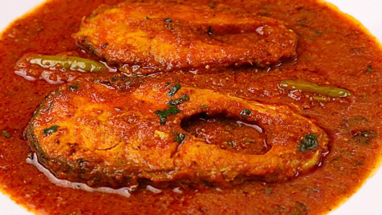 ఆ తర్వాత పాన్ లో ఆయిల్ వేసి అది కాగిన తర్వాత కరివేపాకు ఆకులు, నాలుగు పచ్చిమిర్చి, ఒక కప్పు ఉల్లిపాయలు వేసి గోల్డ్ కలర్లోకి  మారే వరకు వేయించండి.