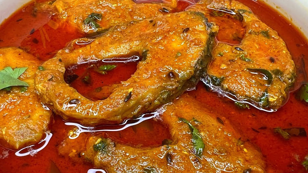 ఆ తర్వాత ఒక టేబుల్ స్పూన్ అల్లం వెల్లుల్లి పేస్ట్ వేసి, మసాలా వాసన పోయే వరకు వాటిని బాగా వేపాలి.  టమాటాలు కూడా వేసి   ఉడికించాలి. కొద్దిగా కారం,  మాసాల పొడి, ఉప్పు వేసి మరిగించాలి. ఆ తరవాత చేప ముక్కలు కూడా వేసి మీడియం మంటపై మెత్తగా ఉడికించాలి. 