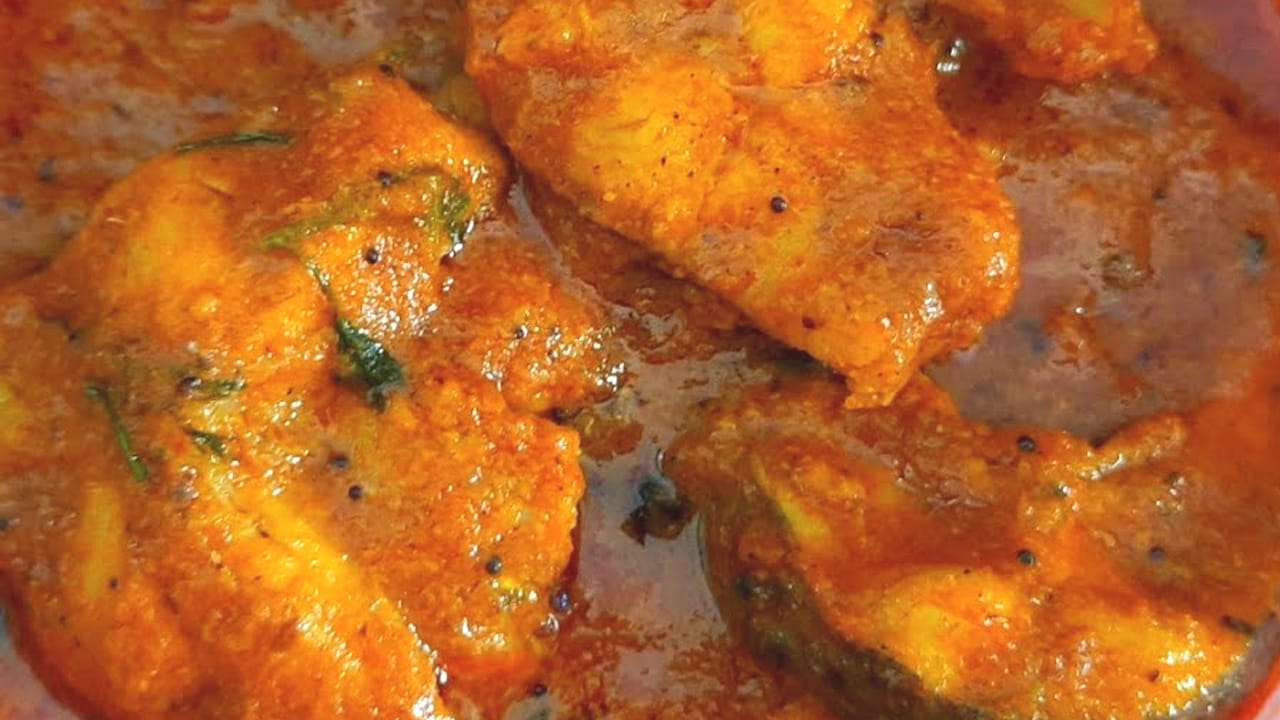 కూర మధ్యలో చేపలు ఉడికేటప్పుడు కొద్దిగా చింతపండు కానీ ఒక టేబుల్ స్పూన్ కొబ్బరి పేస్ట్ లేదా కొబ్బరి పాలు కూడా కలపండి.
ఎందుకంటే, చింతపండు పులుపును ఇస్తుంది. కొబ్బరి త్వరగా ఉడికేలా చేస్తుంది. ఇవి కూరకు మరింత రుచిని ఇస్తాయి