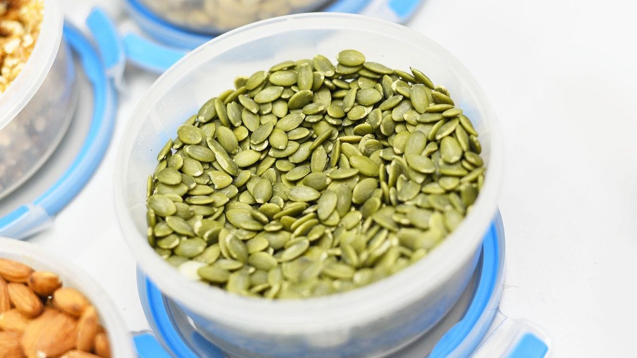 గుమ్మడి గింజలు: జుట్టును ఆరోగ్యంగా ఉంచడంలో ఇవి కూడా చాలా ప్రభావవంతంగా పనిచేస్తాయి. వీటిలో జింక్, ఐరన్ అధికంగా ఉంటాయి. ఇవి జుట్టు కుదుళ్లను బలోపేతం చేసి, జుట్టు రాలడాన్ని తగ్గిస్తాయి. అలాగే కొత్త జుట్టు మొలవడానికి ఇవి ఎంతో తోడ్పడతాయి.