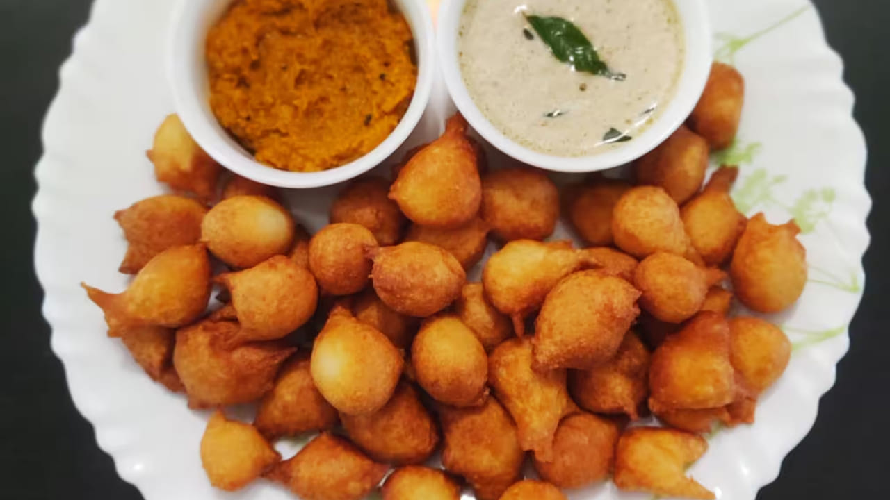 పల్లీలు, పచ్చిమిర్చి, టమాటాలను నూనెలో దోరగా వేయించి గ్రైండ్ చేసుకోవాలి. ఈ చట్నీని మరీ మెత్తగా కాకుండా కొంచెం బరకగా చేసుకుంటేనే పునుగులతో తిన్నప్పుడు అసలైన స్ట్రీట్ స్టైల్ రుచి వస్తుంది. కొత్తిమీర కాడలు వేయడం వల్ల చట్నీకి మంచి సువాసన కూడా తోడవుతుంది.