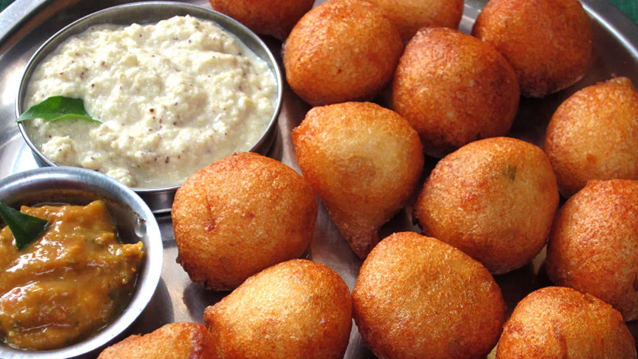 బియ్యప్పిండిలో పుల్లటి పెరుగు వేయడం వల్ల పునుగులకు మంచి టెక్స్చర్ వస్తుంది. పిండిని ఒకే దిశలో బాగా కలపడం వల్ల అందులో ఎయిర్ గ్యాప్స్ ఏర్పడి, పునుగులు గుల్లగా వస్తాయి. ఉల్లిపాయ ముక్కలు, అల్లం ఈ పిండికి మరింత రుచిని ఇస్తాయి. పిండిని మరీ జారుగా కలపకుండా జాగ్రత్త పడాలి.