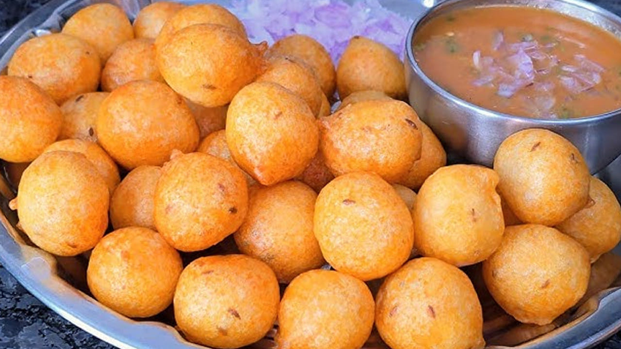 ఇప్పుడు ముందుగా  మినప్పప్పు, శనగపప్పు, బియ్యం బాగా కడిగి 4 నుంచి 6 గంటల పాటు బాగా నానబెట్టుకోవాలి. నీటిని బాగా వడపోసి, మిక్సీ లేదా రోటిలో జోరు పిండిలాగా బాగా రుబ్బుకోవాలి. 