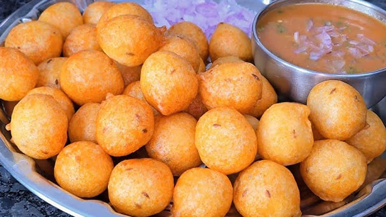 ఇప్పుడు ముందుగా మినప్పప్పు, శనగపప్పు, బియ్యం బాగా కడిగి 4 నుంచి 6 గంటల పాటు బాగా నానబెట్టుకోవాలి. నీటిని బాగా వడపోసి, మిక్సీ లేదా రోటిలో జోరు పిండిలాగా బాగా రుబ్బుకోవాలి.