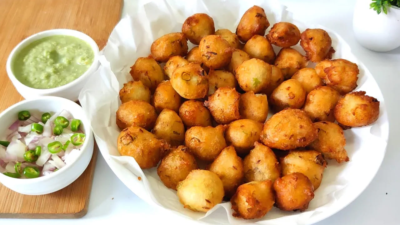 కాగుతున్న నూనెలో చిన్న చిన్న ఉండలుగా పిండిని వేస్తూ ఉండాలి. నూనె మరీ చల్లగా ఉంటే పునుగులు నూనె పీల్చేస్తాయి, అందుకే మంటను మీడియం ఫ్లేమ్‌లో ఉంచి బంగారు రంగు వచ్చేవరకు వేయించాలి. ఇలా వేయించడం వల్ల పైన కరకరలాడుతూ తింటుంటే చాలా బాగుంటాయి.