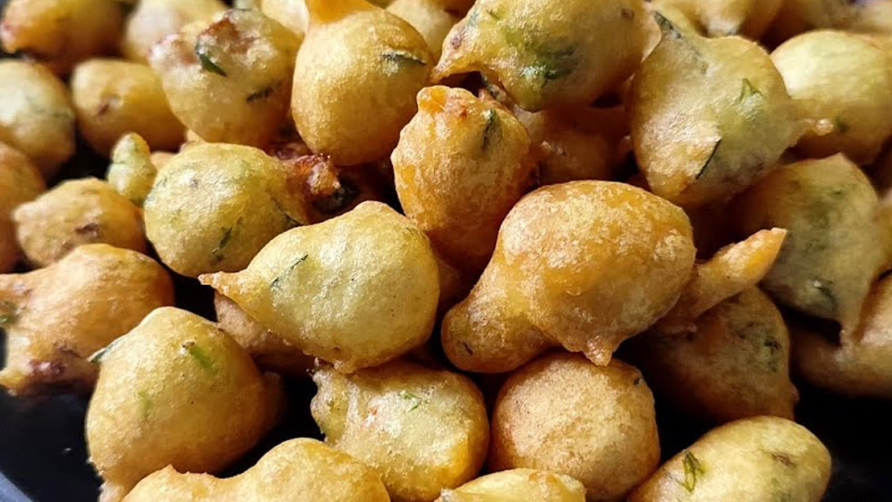 ఇంకా దీనిలో కొద్దిగా నీటిని కూడా పోయాలి. ఇక ఇప్పుడు పిండిని తీసుకుని ఒక గిన్నెలోకి తీసుకోవాలి. దానిలో ఉల్లిపాయ ముక్కలు , నాలుగు పచ్చిమిర్చి, అల్లం ముక్కలు , కొద్దిగా కొత్తిమీర, నాలుగు కరివేపాకు, ఉప్పును వేసి  కలపాలి.