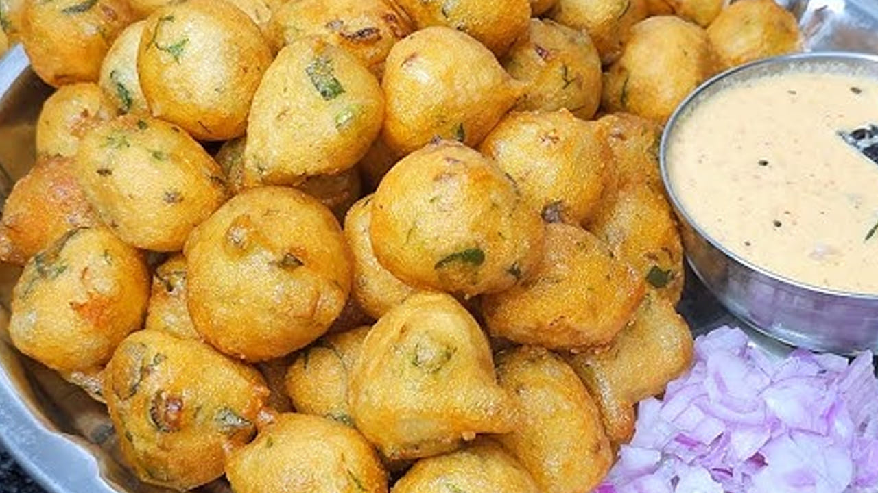 ఆ తర్వాత పాన్ పెట్టి దానిలో ఆయిల్ వేసుకోవాలి. నూనె  బాగా వేడయ్యిన తర్వాత ముందుగా రెడీ చేసుకున్న పిండిని చిన్న చిన్న ఉండలుగా చేసుకోవాలి.  