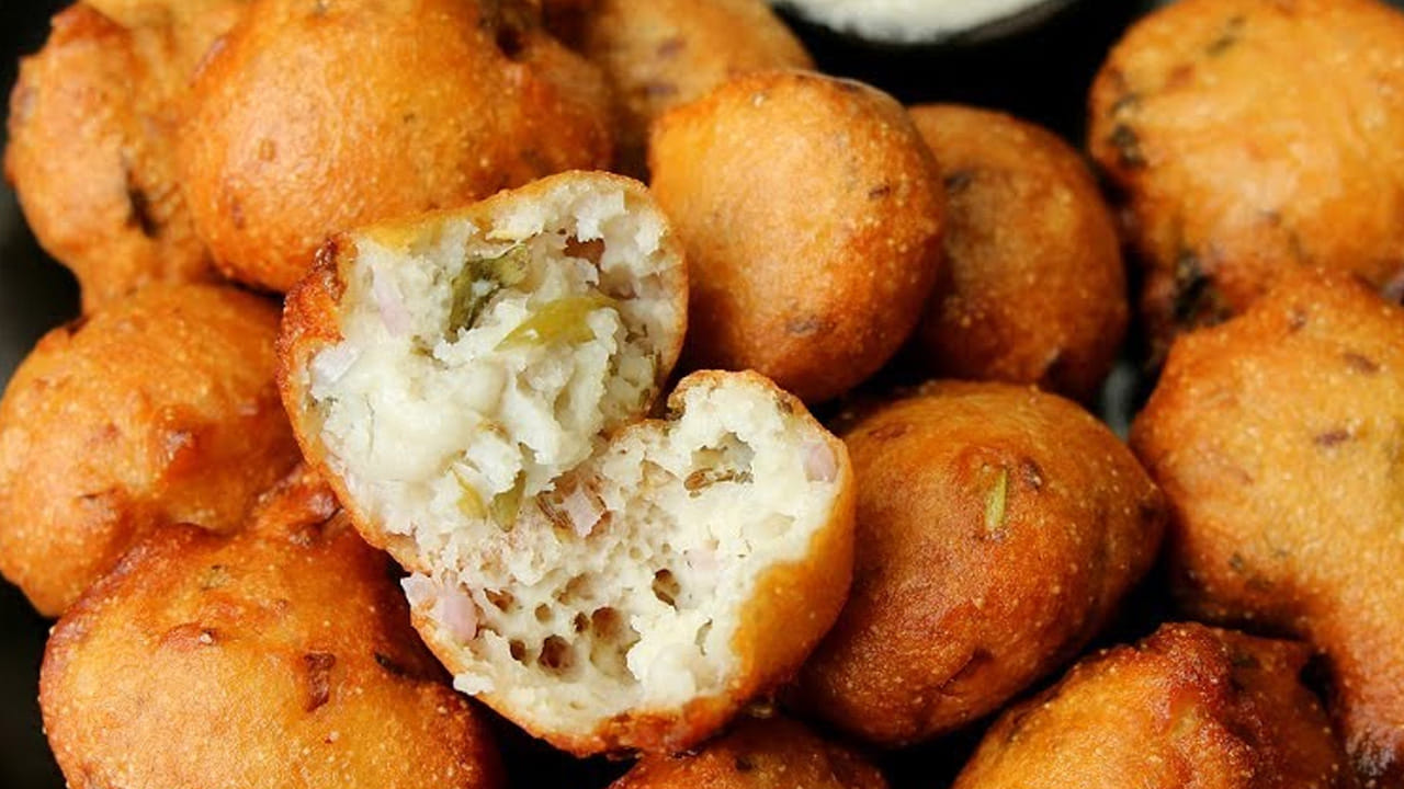 ఇవి బంగారు రంగులోకి మారే వరకూ మీడియం మంట పై వేయించుకోవాలి. కాలిన వాటిని ఒక ప్లేట్ లోకి తీసుకోవాలి. వేడి వేడి పునుగులు రెడీ. వీటిని అల్లం పచ్చడి రెడీ.. టేస్టీ పునుగులు రెడీ. 