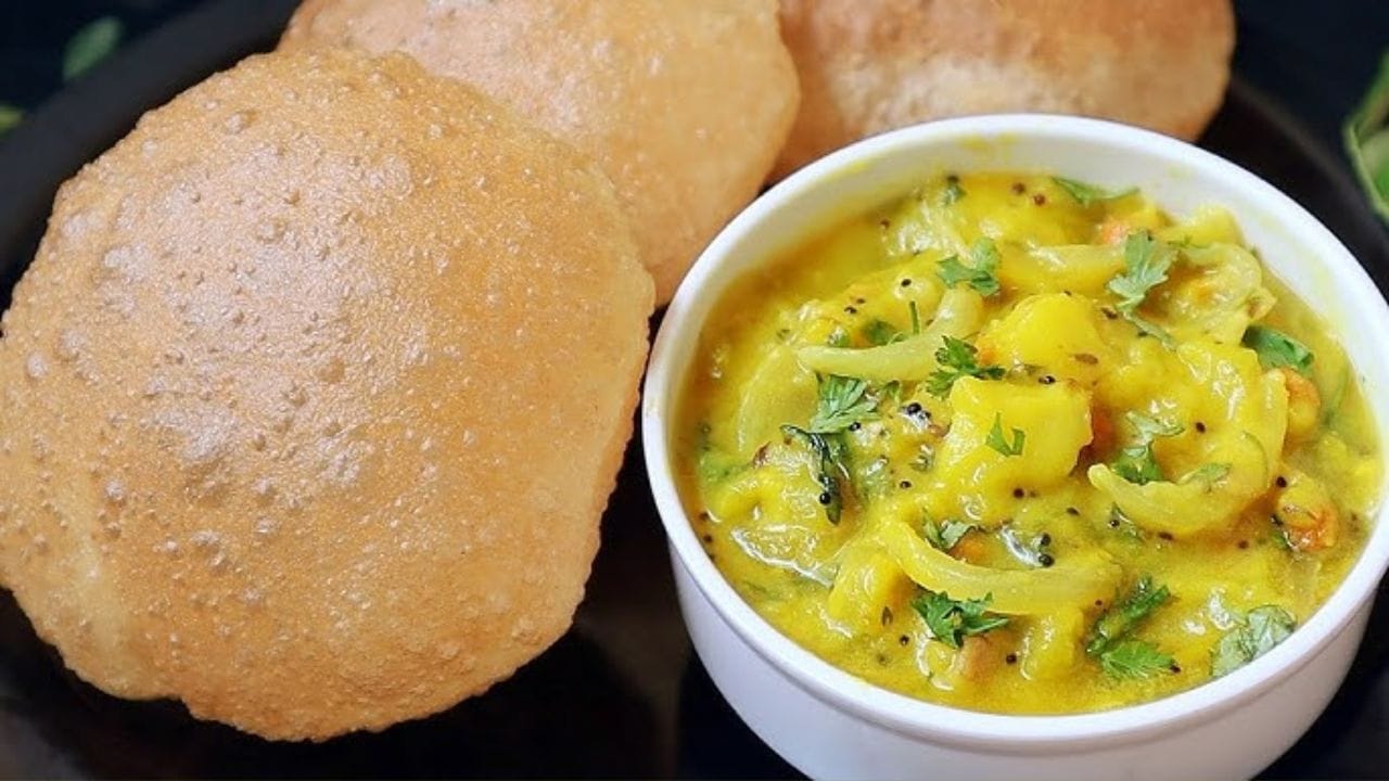 పూరీ, ఆలుగడ్డ కూర: కొందరు మార్నింగ్ బ్రేక్‌ఫాస్ట్‌లోకి చేసిన ఆహారాన్నే మధ్యహ్నం కూడా తినేందుకు బాక్స్‌లో తీసుకెళ్తారు. అలాంటి వాటీలో పూరి కూడా ఒకటి. పూరీలోని తేమ వల్ల అది మెత్తగా, జిగటగా మారుతుంది. అలాగే ఆలుగడ్డ కూరలో ఉండే తేమ, ఉల్లిపాయల వల్ల అది త్వరగా పాడైపోయే అవకాశం ఉంది. కాబట్టి వీటిని కూడా సమ్మర్లో లంచ్‌ బాక్స్‌లో తీసుకెళ్లకండి