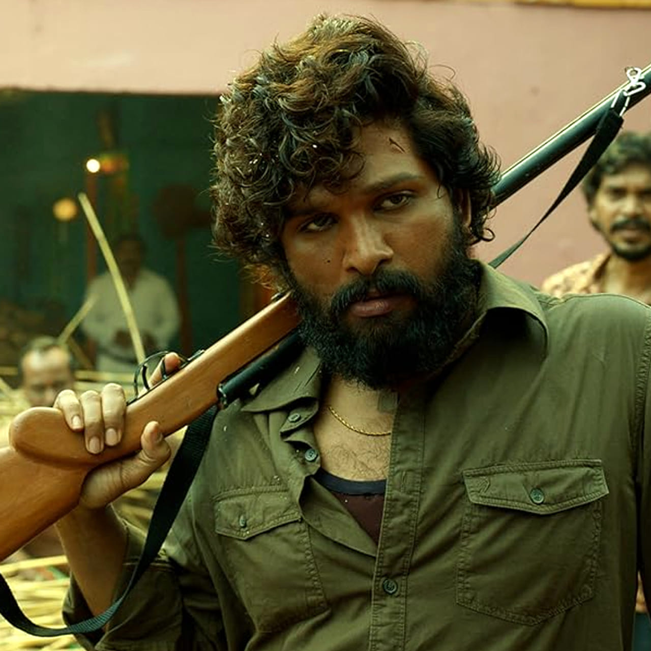 ఐకాన్ స్టార్ అల్లు అర్జున్ నటించిన పుష్ప సినిమా గురించి ప్రత్యేకంగా చెప్పాల్సిన అవసరం లేదు. సుకుమార్ దర్శకత్వంలో వచ్చిన ఈ సినిమా సంచలన విజయాన్ని అందుకుంది. అంతే కాదు ప్రపంచ వ్యక్తంగా ఈ సినిమా ప్రేక్షకులను ఆకట్టుకుంది. పుష్పతో తొలిసారి పాన్ ఇండియా సినిమా చేశారు అల్లు అర్జున్.