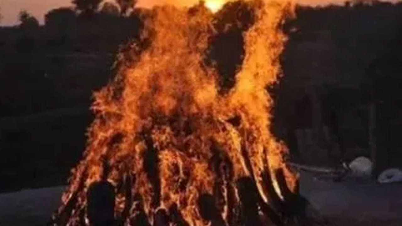 భార్య చితికి నిప్పు పెట్టి వచ్చేసరికి కూతురు శవంగా మారిపోతే.. గుండెల్ని పిండేసే ఘటన