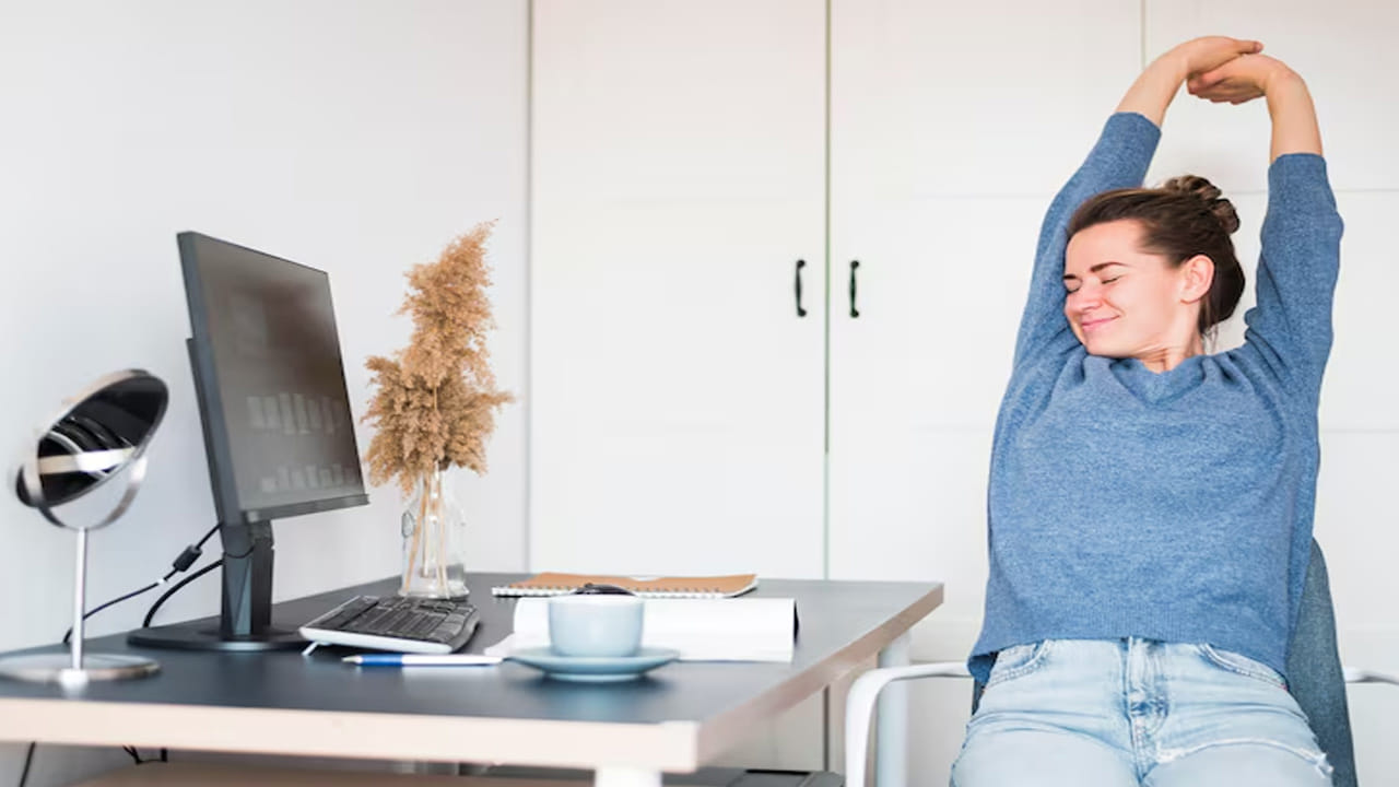 నీరు తాగడం, నడక: ఒత్తిడిని తగ్గించడానికి హైడ్రేషన్ చాలా ముఖ్యం. ప్రతి గంటకు ఒకసారి గ్లాసు నీరు తాగండి. వీలైతే సీటు నుండి లేచి ఒక నిమిషం పాటు ఆఫీసులోనే అటు ఇటు నడవండి.