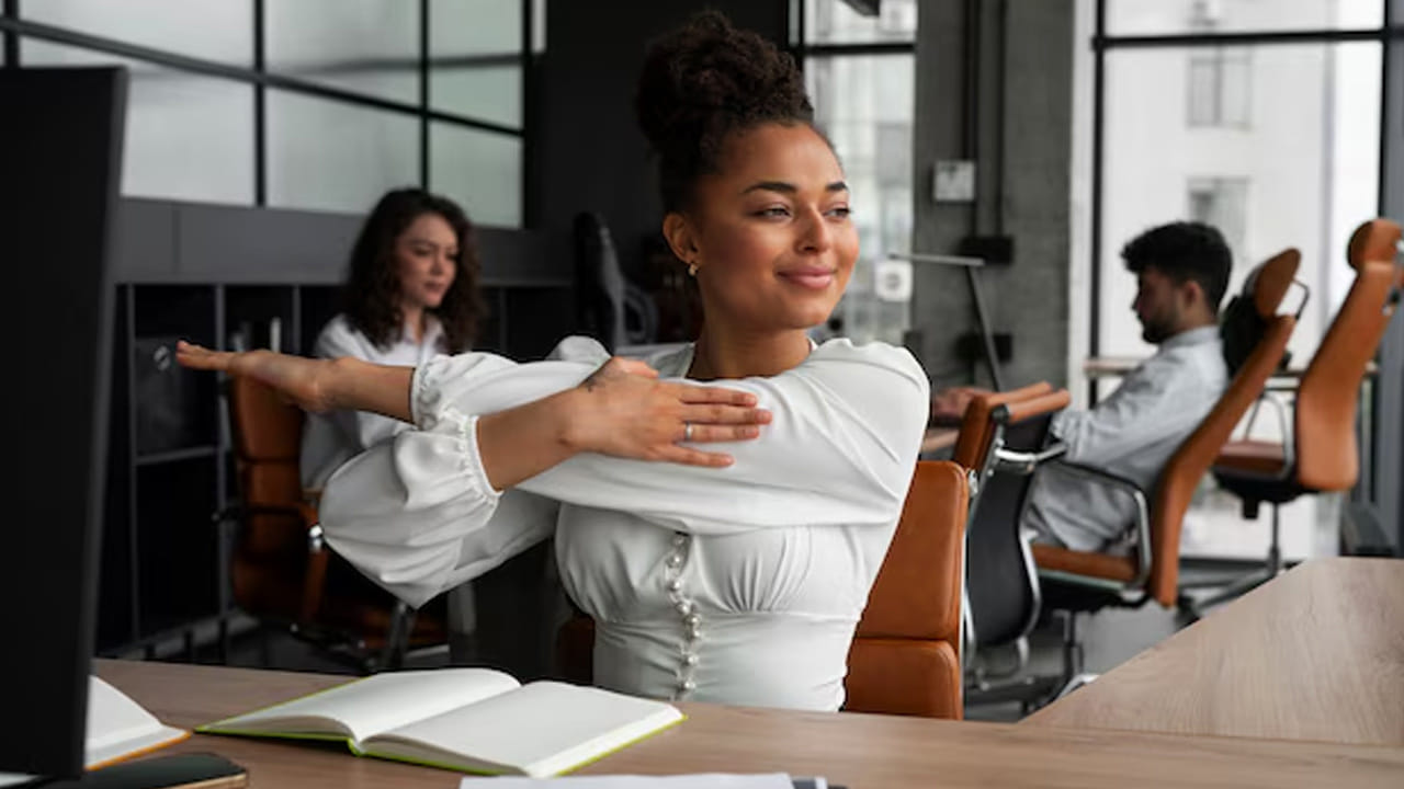 సీటెడ్ ట్విస్ట్ (Seated Twist): కుర్చీలో కూర్చునే మీ శరీరాన్ని కుడి వైపుకు, ఆపై ఎడమ వైపుకు మెల్లగా తిప్పండి. ఇది వెన్నెముకకు మంచి వ్యాయామంలా పనిచేస్తుంది. వెన్నునొప్పి రాకుండా కాపాడుతుంది.