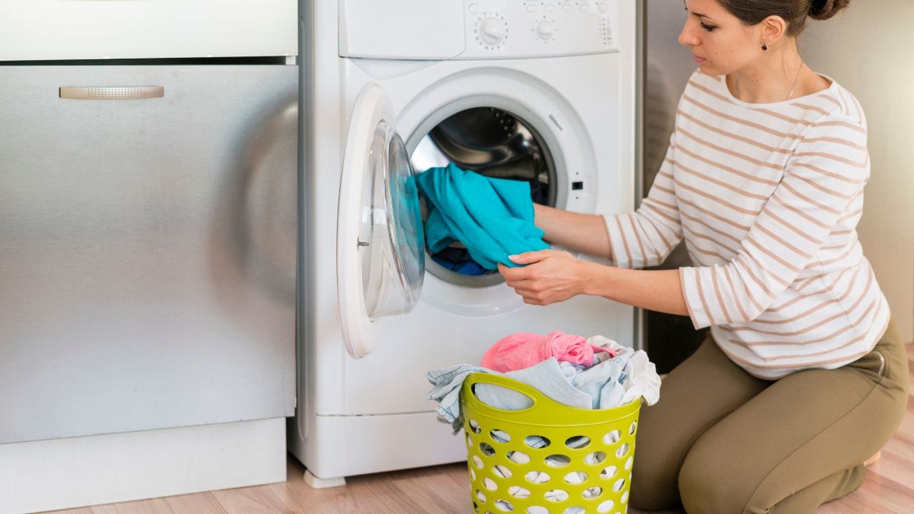 ఐరన్ చేసే పనిలేదు.. బట్టలు ఉతికేప్పుడు జస్ట్ ఇలా చేస్తే చాలు.. క్షణాల్లో ముడతలు మాయం