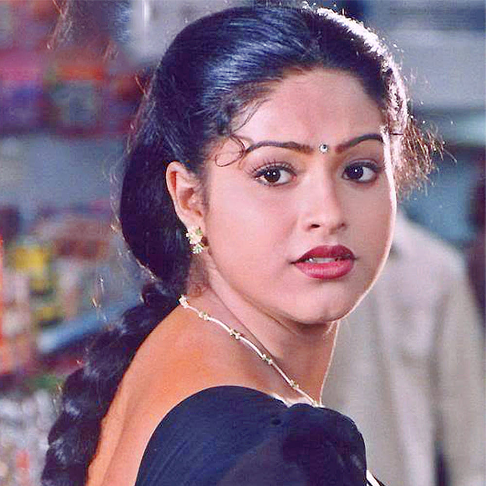 ఇదే సమయంలో, తన 21వ పుట్టినరోజున చిరంజీవి బ్లడ్ బ్యాంక్‌కు కళ్ళు దానం చేశానని, అది తన నాన్న ఉండుంటే ఒప్పుకునేవారు కాదని, అమ్మ, అన్నయ్యలకు తెలియకుండా చేశానని వివరించారు. చిరంజీవి బ్లడ్ బ్యాంక్‌కు కళ్ళు దానం చేసిన తొలి మహిళను తానేనని, ఈ విషయం చిరంజీవి స్వయంగా చెప్పేవరకు తనకు తెలియదని అన్నారు. తనను చూసి చాలా మంది మహిళలు దాతలుగా ముందుకు వచ్చారని కూడా ఆమె గుర్తు చేసుకున్నారు. 