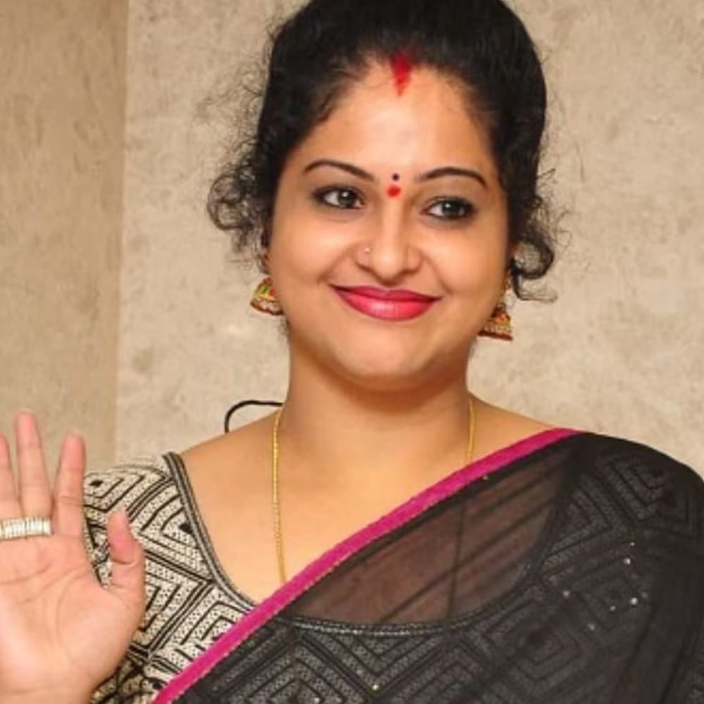 చిరంజీవితో సినిమా అవకాశాన్ని గురించి మాట్లాడుతూ, చిరంజీవి తన డ్యాన్స్‌ను ఎంతగానో ఇష్టపడతారని, శ్రీకి చాలాసార్లు తన డ్యాన్స్ గురించి చెప్పారని రాశి తెలిపారు. చిరంజీవితో పని చేయడానికి ఎంతో ఆసక్తిగా ఎదురుచూశానని, అయితే ఆ ప్రాజెక్ట్ ఎందుకు రద్దయ్యిందో తనకు తెలియదని చెప్పారు. కథ చిరంజీవికి సరిపడలేదా లేదా మరేదైనా కారణమో తెలియదన్నారు. సుమారు ఆరు, ఏడు నెలల తర్వాత ప్రాజెక్ట్ రద్దు అయినట్లు బాబురావు తన సోదరుడికి చెప్పారని, అప్పటి వరకు తాను డైట్, వెయిట్ మెయింటైన్ చేస్తూనే ఉన్నానని అన్నారు. 