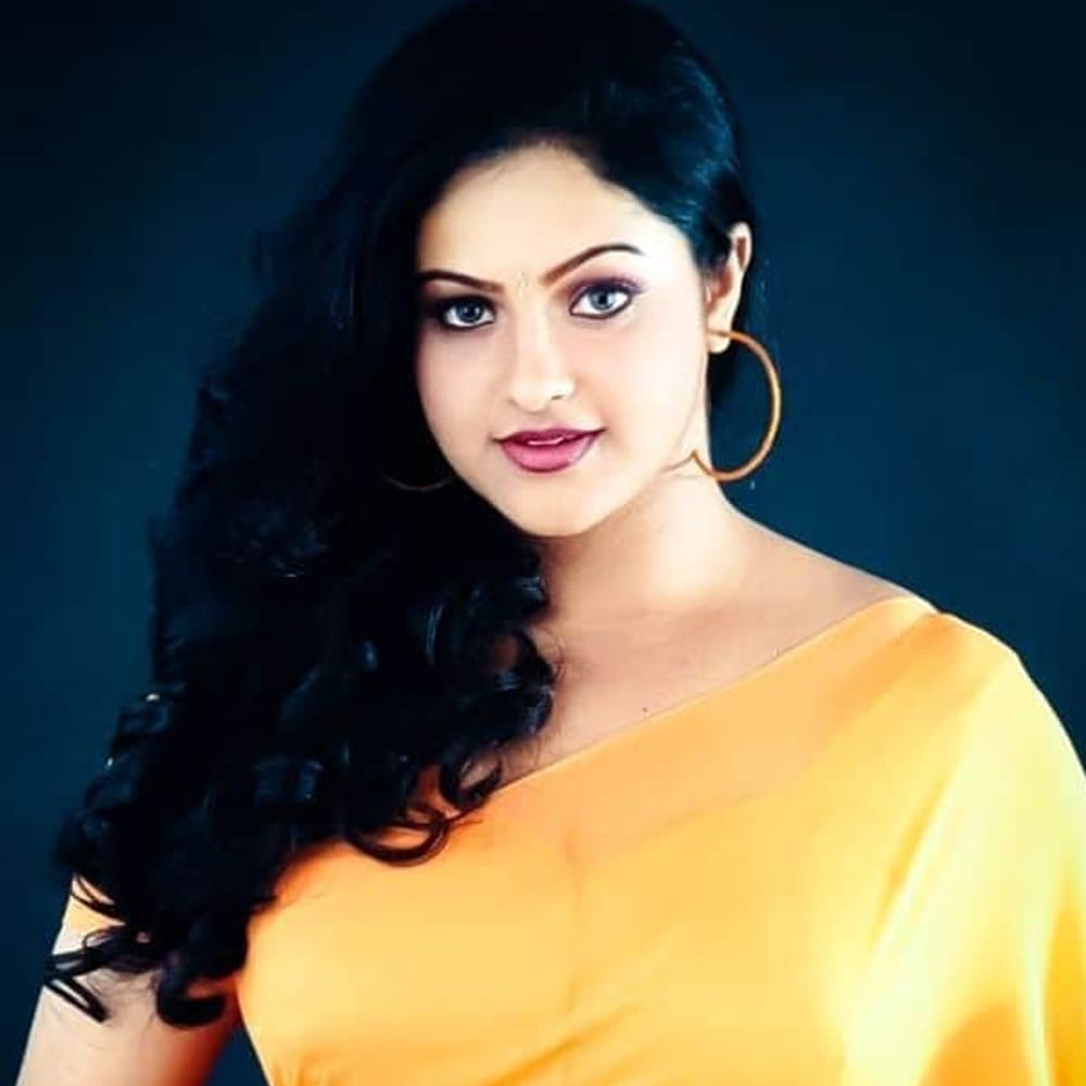 ఈ కష్టానికి తగ్గట్టుగానే నాగబాబు తనను ఎంతగానో ప్రశంసించారని, "నీ స్కిన్‌లో ట్యూబ్‌లైట్ పెట్టుకున్నావా, వెలిగిపోతున్నావ్" అని అన్నారని గుర్తు చేసుకున్నారు. తేజ సినిమా వల్ల ఏర్పడిన ప్రతికూలత అనంతరం, తనకు ఒక పాజిటివ్ పరిణామం ఎదురైందని రాశి తెలిపారు. చిరంజీవితో సినిమా ఓకే అయ్యిందని, నాగబాబు  ప్రొడ్యూసర్‌గా వ్యవహరించారని, అడ్వాన్స్ కూడా పే చేశారని చెప్పారు. చిరంజీవితో సినిమా చేయడం తన డ్రీమ్ అని, అందువల్ల వెంటనే అంగీకరించానని పేర్కొన్నారు. 