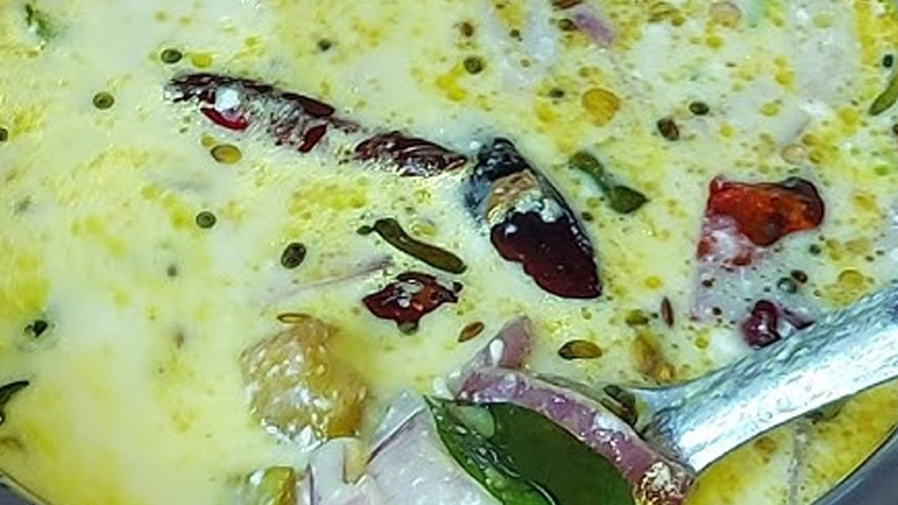 ముందుగా  ముల్లంగి బాగా కడిగి వాటిని  ముక్కలుగా కట్ చేసుకుని ఒక గిన్నెలో పెట్టుకోవాలి. ఇక ఇప్పుడు ఒక ప్లేట్  లేదా ఒక పాత్ర తీసుకుని ఒక కప్పు పెరుగును తీసుకుని మజ్జిగ కవ్వంతో వాటిని తిప్పుకుని మజ్జిగలా చేసుకుని పక్కన పెట్టుకోవాలి.