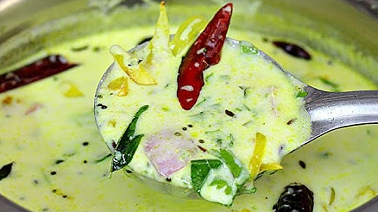 ఇప్పుడు గ్యాస్ స్టవ్ వెలిగించి ఒక పెద్ద గిన్నెలో ముల్లంగి ముక్కలు, ఒక గ్లాస్  నీరు, అర టీ స్పూన్ పసుపు, రుచికి తగినంత ఉప్పు వేసి  ఉడికించాలి. ముక్కలు మెత్తగా అయిన తర్వాత మజ్జిగను పోసి, సన్నని మంటపై మరిగించాలి.
