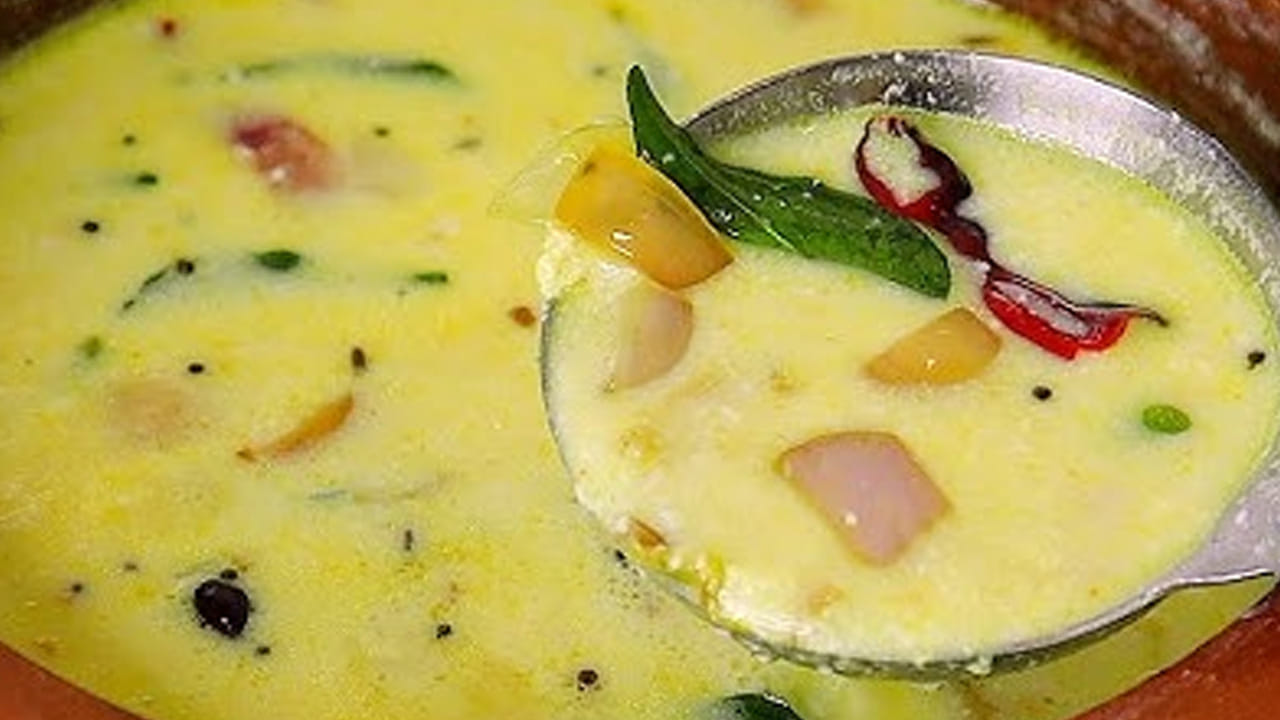 ఇప్పుడు కొత్త పాన్ తీసుకుని కొద్దిగా నూనె వేసి, అర టీ స్పూన్ ఆవాలు, జీలకర్ర, నాలుగు ఎండుమిర్చి ముక్కలు,  నాలుగు కరివేపాకు, 4 పచ్చిమిర్చి, అల్లం పేస్ట్ వేసి మిక్స్ అయ్యేలా కలుపుకోవాలి. 
