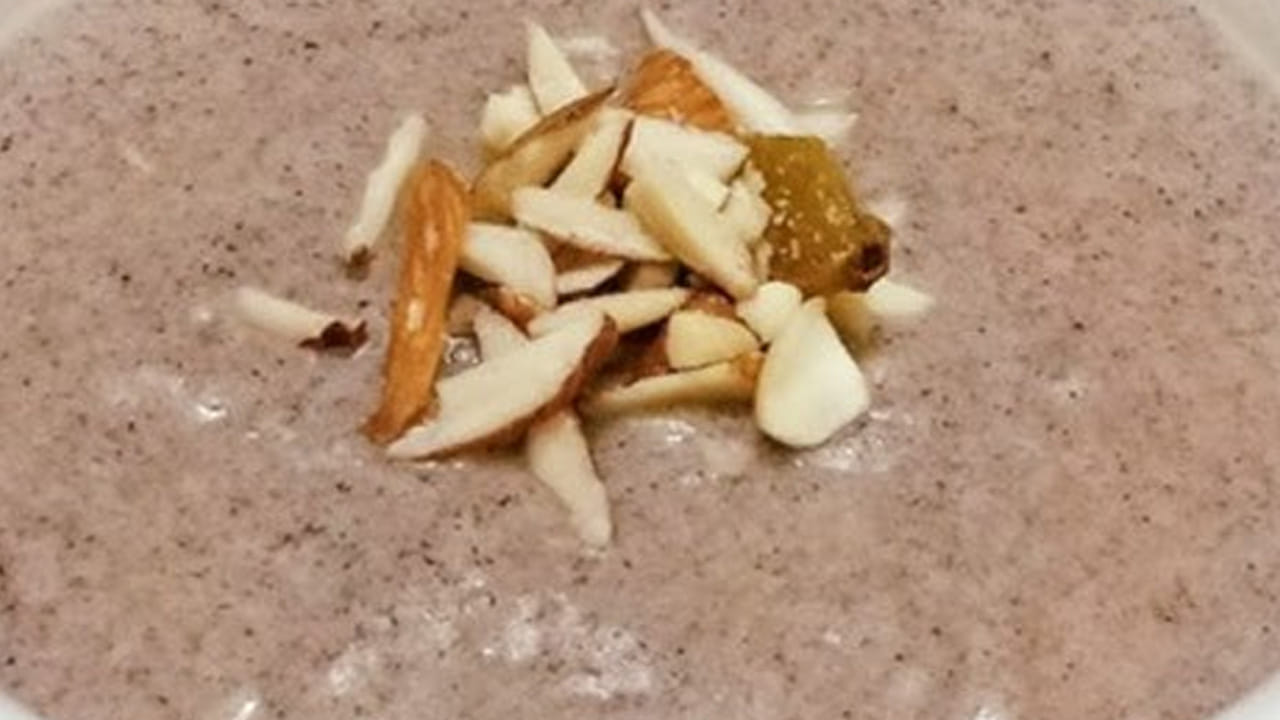 రాగి పాలను ఎలా తయారు చేసుకోవాలంటే?
ముందుగా ఒక కప్పు రాగి గింజలను తీసుకుని వాటిని నీటితో రెండు సార్లు శుభ్రంగా కడగాలి. ఆ తర్వాత నీటిని పూర్తిగా తొలగించి, గింజలను ఒక పలుచటి క్లాత్ పై బాగా ఆరబెట్టుకోవాలి. ఇవి ఆరిపోయిన తర్వాత మీడియం మంటపై వేయించుకోవాలి.