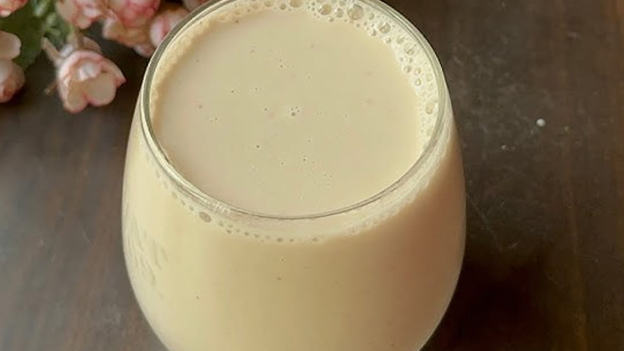 టీ గరిటెతో కానీ, ఒక పలుచటి క్లాత్ తీసుకుని దీనిని వడకట్టాలి. ఇంకా దీనిలో నీరు కూడా పోసి మళ్లీ గ్రైండ్ చేసి పాలు లాగా దీనిని వేరుచేయవచ్చు. చివర్లో సబ్జా గింజలు, ఐస్ క్యూబ్స్ కూడా వేసి తాగితే సూపర్ ఉంటుంది.