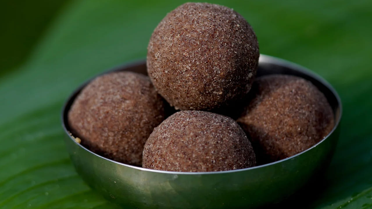  బలవర్ధకమైన రాగి లడ్డు: పిల్లలకు చాక్లెట్లు, బిస్కెట్లు ఇచ్చే బదులు ఇలా రాగి లడ్డులు చేసి పెట్టండి. రాగి పిండిని కమ్మటి నెయ్యిలో వేయించి, దానికి ఎండు ఖర్జూరం లేదా బెల్లం పొడి కలిపి చిన్న చిన్న ఉండలుగా చుడితే ఆరోగ్యకరమైన స్నాక్ సిద్ధం. ఇందులో ఐరన్ మరియు క్యాల్షియం పుష్కలంగా ఉండటం వల్ల పిల్లల ఎదుగుదలకు, వారి ఎముకల పుష్టికి ఇది ఎంతో మేలు చేస్తుంది. ఒకసారి చేసి పెట్టుకుంటే వారం రోజుల పాటు నిల్వ ఉంటాయి. ఇది కేవలం స్వీట్ మాత్రమే కాదు, ఒక శక్తివంతమైన టానిక్ లాంటిది.
