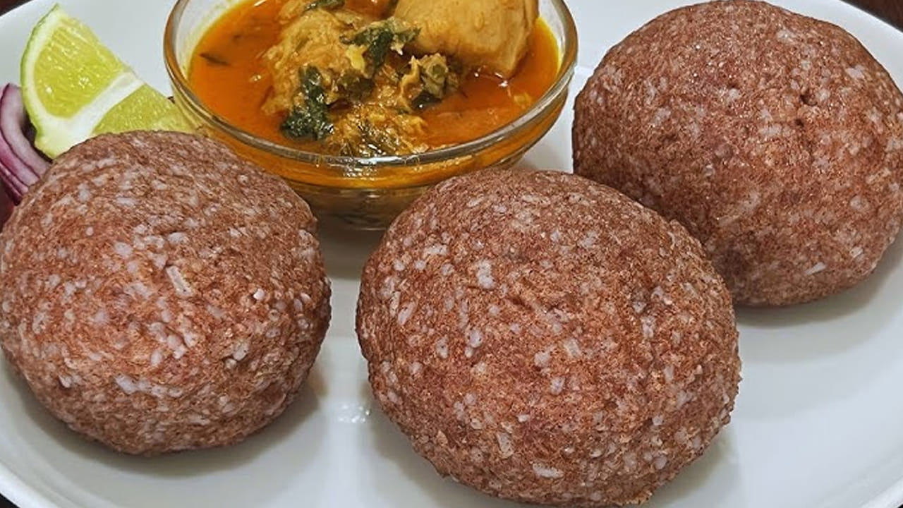  రుచికరమైన రాగి సంకటి: రాగి వంటకాల్లో అత్యంత ప్రజాదరణ పొందినది రాగి సంకటి. ఇది కేవలం ఒక వంటకం మాత్రమే కాదు, మన సంస్కృతిలో ఒక భాగం. అన్నం ఉడికేటప్పుడు అందులో రాగి పిండి వేసి మెత్తగా కలిపి చేసే ఈ వంటకం అత్యంత బలవర్ధకమైనది. దీనిని వేడివేడి పప్పుతో కానీ, మాంసాహార ప్రియులైతే చికెన్ లేదా మటన్ పులుసుతో తింటే ఆ రుచిని వర్ణించడం సాధ్యం కాదు. కష్టపడి పనిచేసే రైతులకు ఇది ఎంతో శక్తిని ఇస్తుంది. మన ఇంట్లో కూడా వారానికి ఒకసారి దీనిని వండుకోవడం వల్ల ఇంటిల్లిపాదికీ ఆరోగ్యం లభిస్తుంది.
