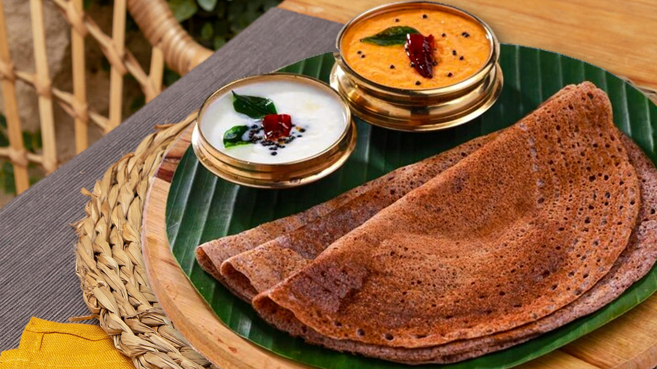 ఆధునిక రాగి దోశ: మీరు డైటింగ్‌లో ఉన్నారా? అయితే రాగి దోశ మీ కోసమే! సాధారణ దోశ పిండిలో సగం వంతు రాగి పిండి కలిపి ఈ దోశలు వేసుకోవచ్చు. ఇది చూడటానికి రంగు తక్కువగా ఉన్నా, రుచిలో మాత్రం అద్భుతంగా ఉంటుంది. పల్లి చట్నీ లేదా అల్లం చట్నీతో దీనిని తింటే చాలా బాగుంటుంది. ఇందులో ఉండే పీచు పదార్థం వల్ల త్వరగా ఆకలి వేయదు, దీనివల్ల బరువు తగ్గాలనుకునే వారికి ఇది ఒక గొప్ప ఆప్షన్. మన రొటీన్ బ్రేక్‌ఫాస్ట్‌ను ఇలా ఆరోగ్యకరంగా మార్చుకోవడం చాలా అవసరం.
