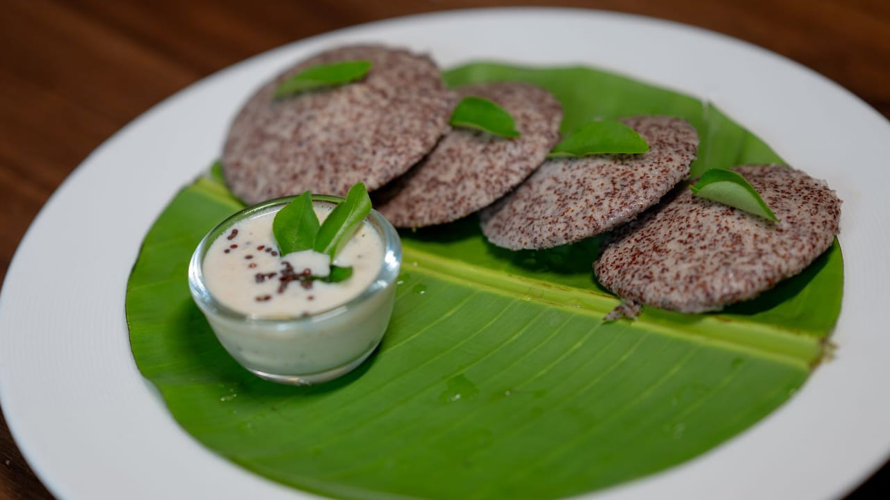 రాగి ఇడ్లీ: సాధారణ ఇడ్లీలు అందరూ తింటారు, కానీ రాగి ఇడ్లీ ప్రత్యేకం. రాగి పిండిని ఇడ్లీ రవ్వ లేదా మినప పిండితో కలిపి పులియబెట్టడం వల్ల అందులోని పోషక విలువలు రెట్టింపు అవుతాయి. ముఖ్యంగా మధుమేహం ఉన్నవారు ఉదయాన్నే తెల్లటి ఇడ్లీలు తినడం కంటే, ఇలా రాగి పిండి కలిపిన ఇడ్లీలు తినడం వల్ల రక్తంలో చక్కెర స్థాయిలు అకస్మాత్తుగా పెరగకుండా ఉంటాయి. ఇవి చాలా మెత్తగా, పసిపిల్లల నుండి వృద్ధుల వరకు అందరూ సులభంగా జీర్ణం చేసుకోగలిగేలా ఉంటాయి. నెయ్యి మరియు కారప్పొడితో కలిపి తింటే దీని రుచి అద్భుతంగా ఉంటుంది. ఆరోగ్యంతో పాటు రుచిని కోరుకునే వారికి ఇది సరైన ఎంపిక.