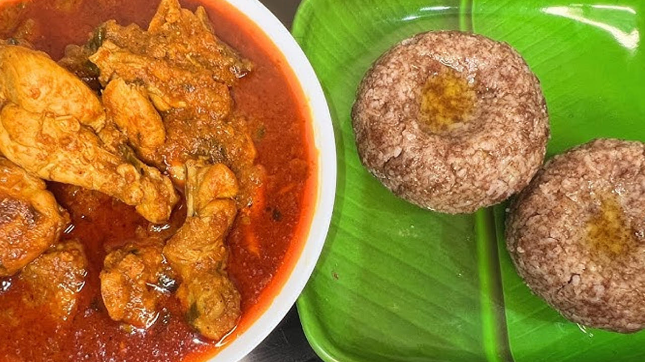 తయారీ విధానం, ముందుగా నాటు కోడి చికెన్ తీసుకొని గోరు వెచ్చటి నీటిలో పసుపు, నిమ్మరసం కలిపి బాగా శుభ్ర పరచాలి. తర్వాత నీరు లేకుండా చూసుకొని, చికెన్‌లో కారం, అల్లం వెల్లుల్లి పేస్ట్, చిటికెడు పసుపు వేసి బాగా కలుపుకోవాలి. దీనిని పక్కన పెట్టుకోవాలి. 