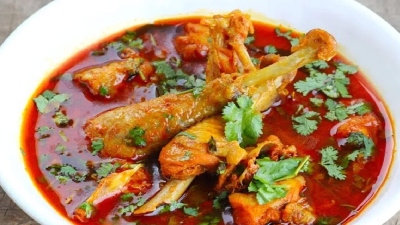 ఇప్పుడు నాటు కోడి కూర తయారు చేసుకోవడానికి కావాల్సిన పదార్థాలు చూద్దాం.. నాటు కోడి ముక్కలు, ఉల్లిపాయ, టమాటోలు, అల్లం వెల్లుల్లి పేస్ట్, పసుపు, కారం, ధనియాల పొడి, జీలకర్ర పొడి, గరం మసాలా, చింతపండు రసం, నూనె, ఉప్పు, కొత్తిమీర, పూదీన, పచ్చిమిర్చి, గరం మసాలా పొడి.