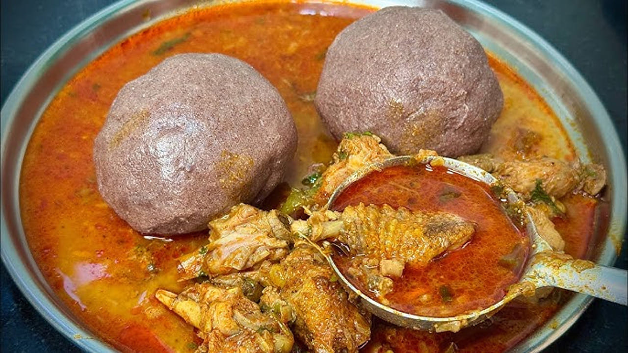 ఇప్పుడు స్టవ్ ఆన్ చేసి, అందులో నూనె పోసి, బిర్యానీ ఆకు, లవంగాలు, పచ్చిమిర్చి, ఉల్లిపాయ ముక్కలు వేసి బాగా వేయించుకోవాలి. తర్వాత చిటికెడు పసుపు, అల్లం వెల్లుల్లి పేస్ట్ వేసి బాగా కలుపుకోవాలి. ఇప్పుడు అందులో కలిపి పక్కన పెట్టుకున్న నాటుకోడి చికెన్ వేసి బాగా కలుపుకోవాలి. దీనిని మెత్తగా ఉడికేలా చూసుకోవాలి. తర్వాత కొంచెం వాటర్ పోసి, కొంచెం కారం, ఉప్పు వేసి, మరో 20 నిమిషాల పాటు బాగా ఉడికించుకోవాలి.