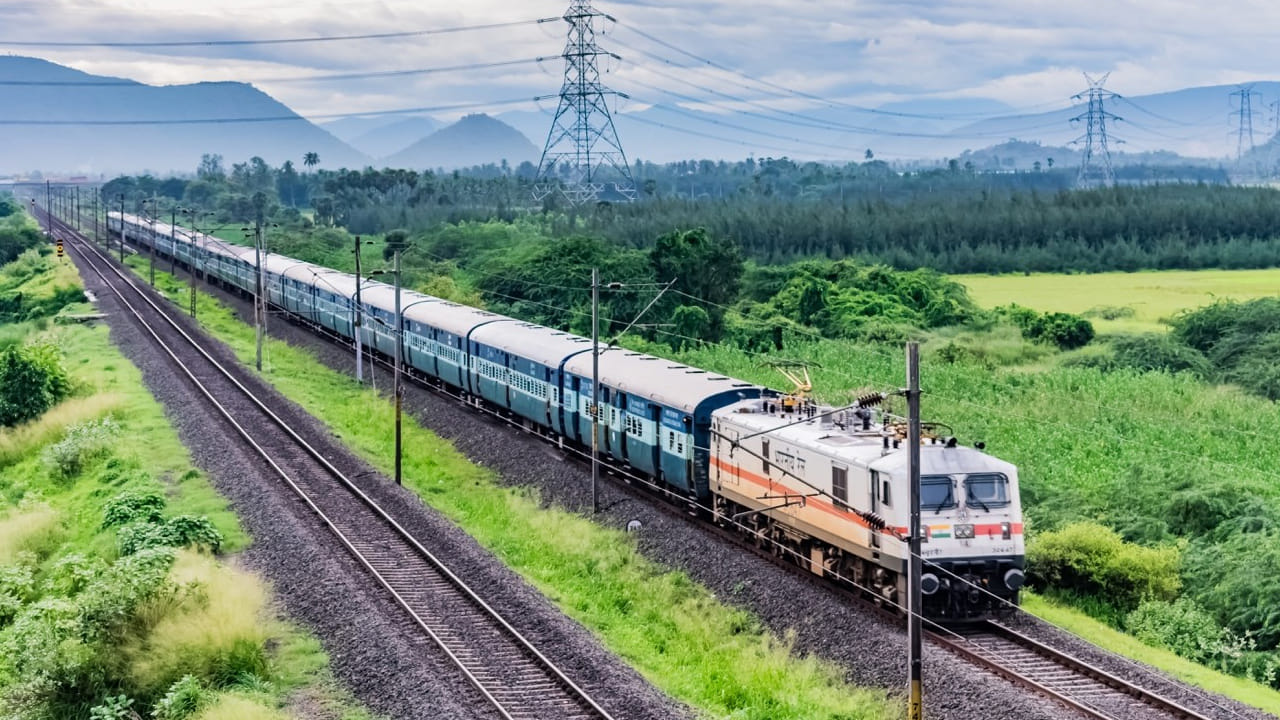 రైల్వే ప్రయాణికులకు భారీ గుడ్ న్యూస్. బోర్డింగ్ స్టేషన్ రూల్స్‌లో భారీ మార్పులు చోటుచేసుకున్నాయి. ప్రయాణికులకు మరింత ప్రయోజనం చేకూర్చేలా రైల్వేశాఖ కీలక నిర్ణయం తీసుకుంది. దీంతో ట్రైన్ జర్నీ చేసేముందు ట్రైన్ మిస్ అవుతుందనే ఆందోళన అవసరం లేదు. ఇప్పటివరకు టికెట్ బుక్ చేసుకున్న స్టేషన్‌లో ట్రైన్ మిస్ అయితే ప్రయాణికులు ఇబ్బందులు పడేవారు. అయితే ఇక నుంచి అలాంటి ఇబ్బంది ఉండదు. 