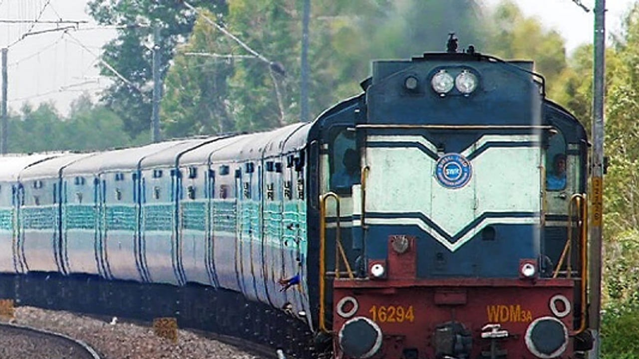 చివరి నిమిషంలో అయినా బోర్డింగ్ స్టేషన్ సులువుగా మార్చుకోవచ్చు. ఏప్రిల్ 1 నుంచి ఈ కొత్త రూల్స్ అమల్లోకి వచ్చాయి. ఆ రూల్స్ ఏంటంటే.. మీరు ట్రైన్ బయల్దేరడానికి 30 నిమిషాల ముందు వరకు బోర్డింగ్ పాయింట్ మార్చుకోవచ్చు. మీకు ఆలస్యమవుతుందని అనుకుంటే బోర్డింగ్ పాయింట్ వెంటనే మార్చుకోవచ్చు. వీటి వివరాలు ఏంటో ఒకసారి చూద్దాం.
