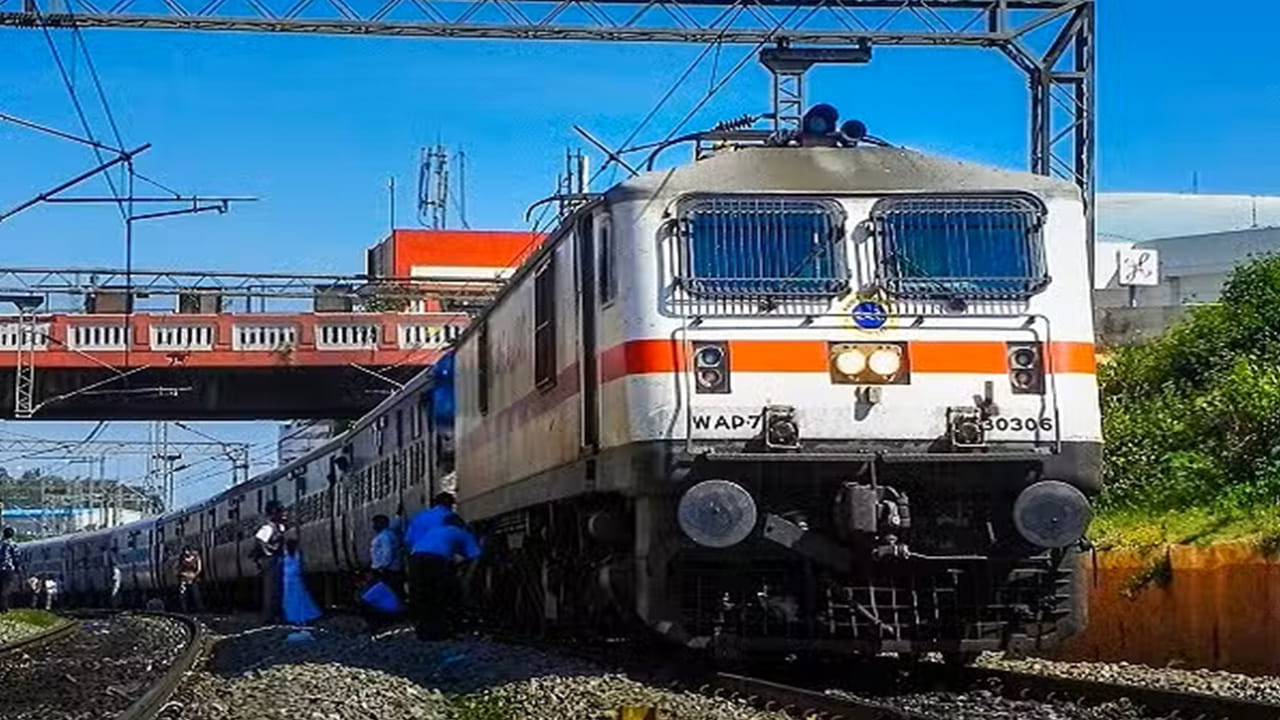 గతంలో బోర్డింగ్ స్టేషన్ మార్చుకోవాలంటే కొన్ని గంటల ముందు మాత్రమే అవకాశం ఉండేది. కానీ ఇప్పుడు ప్రక్రియ మరింత సులభతరం అయింది. ఐఆర్‌సీటీసీ యాప్ లేదా వెబ్ సైట్ ద్వారా ఈజీగా బోర్డింగ్ స్టేషన్ ఛేంజ్ చేసుకోవచ్చు. అలాగే  రిజర్వేషన్ల కౌంటర్ల ద్వారా కూడా మార్చుకునే అవకాశముంది. ఈ విషయాన్ని తెలుపుతూ దక్షిణ మధ్య రైల్వే ఎక్స్‌లో ఓ పోస్ట్ పెట్టింది.
