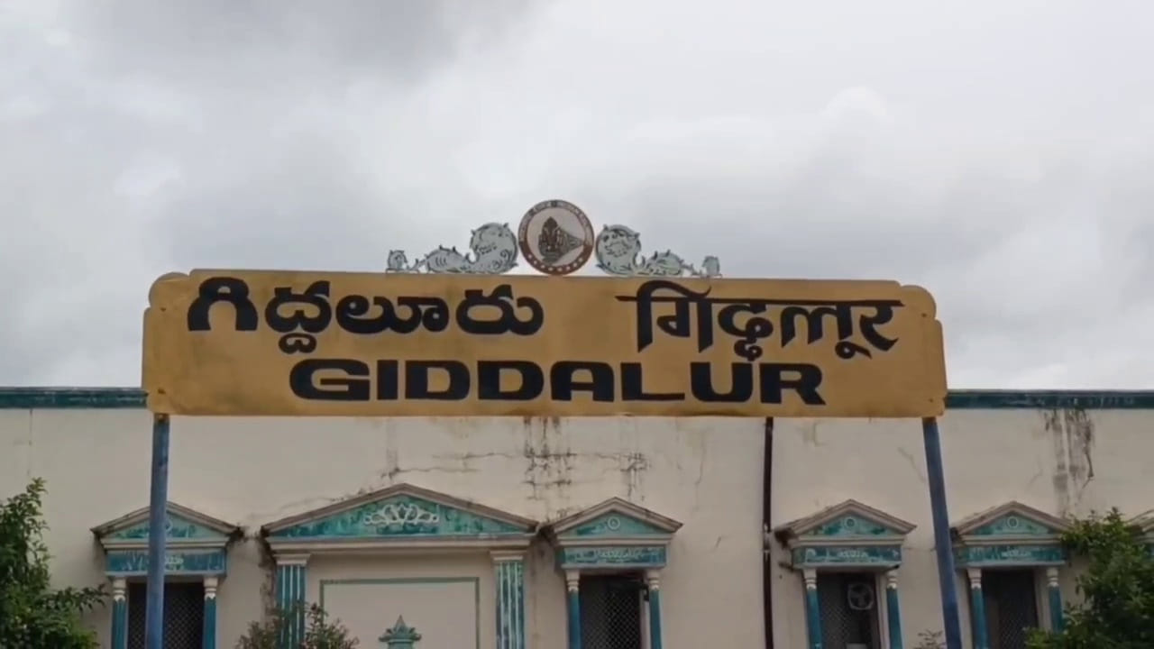 ప్రస్తుతం ఎండలు దంచి కొడుతున్నాయి. కొంత మంది సూర్యుడి భగ భగలకు ఇంటి నుంచి బయట కాలు పెట్టడానికి వణికిపోతున్నారు. కానీ ఇటు ఎండలు కొడుతుంటే ఒక జిల్లాలో  మాత్రం అకాల వర్షం రైతులను ఆగం చేసింది. భారీ వర్షానికి చేతి కొచ్చిన పంట నీటి పాలైంది. మార్కాపురం జిల్లాలో అకాల వర్షం బీభత్సం సృష్టించింది. పిడుగులు పడి ముగ్గురు మహిళలు మృతి చెందారు. అరటి, బొప్పాయి పంటలకు అపార నష్టం వాటిల్లింది.