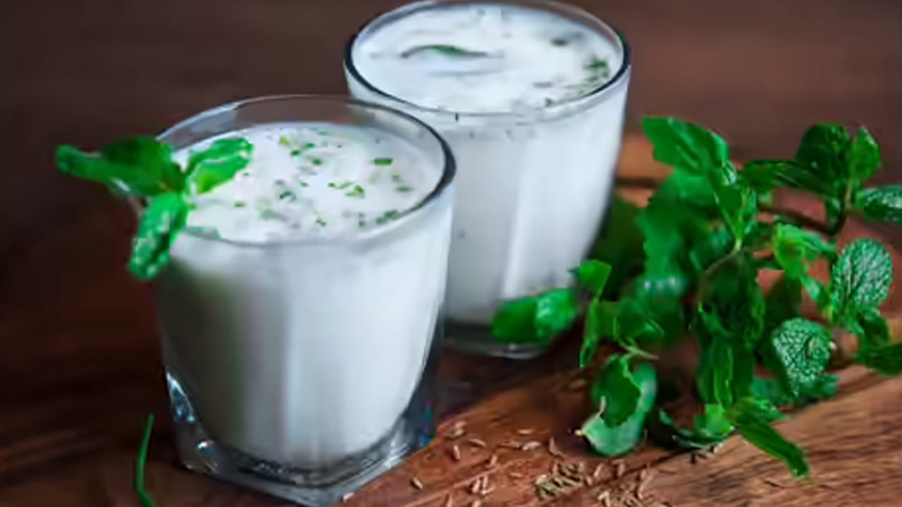 ముందుగా బాజ్రా పిండి అనగా సజ్జ పిండి ఒక గిన్నెలోకి తీసుకోవాలి. ఆ తర్వాత ఒక పాత్రలో కొద్దిగా నీళ్ళు  పోసి వాటిని బాగా  మరిగించాలి. నీళ్లు కొద్దిగా తర్వాత  బాజ్రా పిండి కలపాలి. 