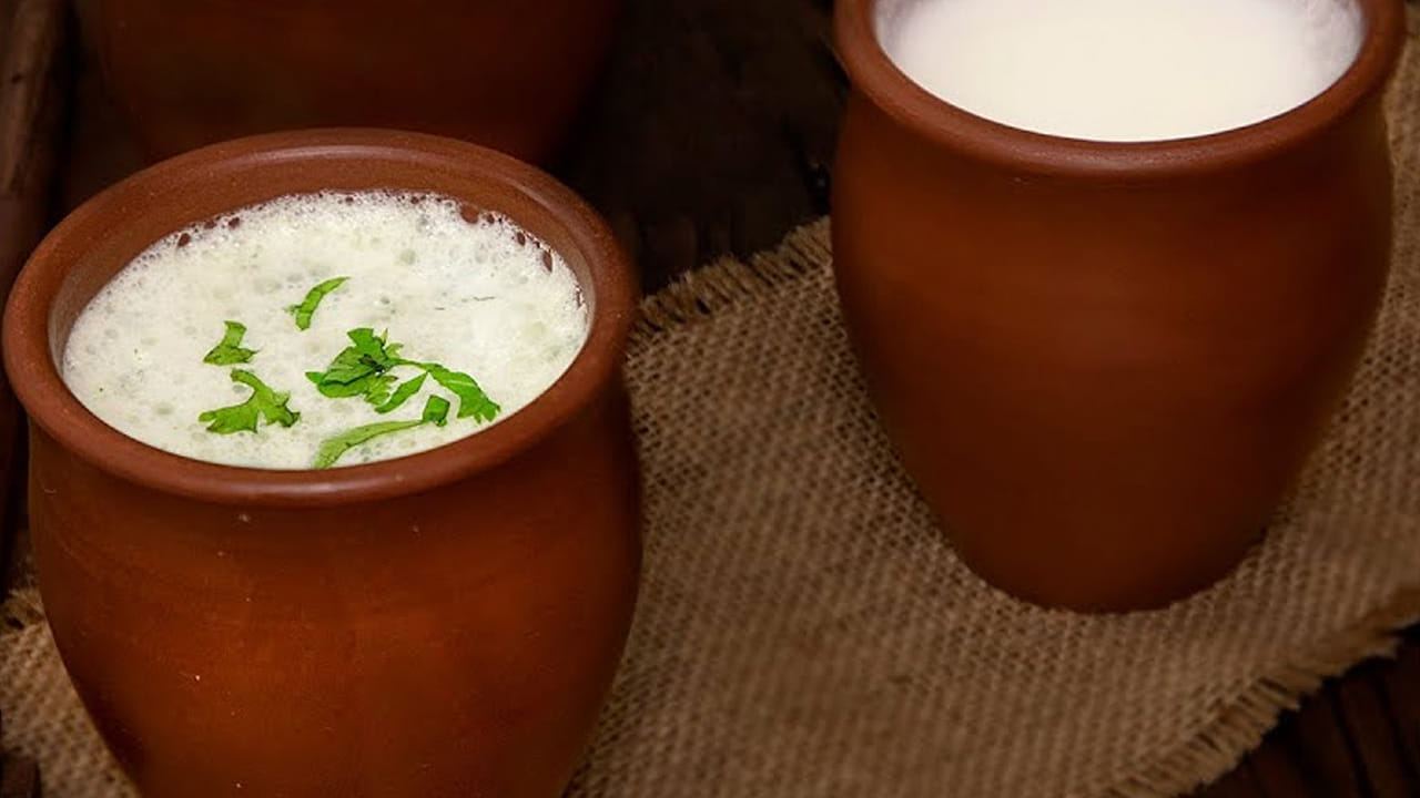 ఈ సమయంలో ఉండలు ఉండలుగా లేకుండా చేసుకోవాలి. అలా కలుపుతూ ఉండాలి. ఇది కొంతసేపటికి గట్టిగా అవుతుంది. ఇప్పుడు మీడియం మంట మీద బాగా ఉడికనివ్వాలి. ఆ తర్వాత బెల్లం వేసి కరిగే వరకు ఉంచుకోవాలి.  