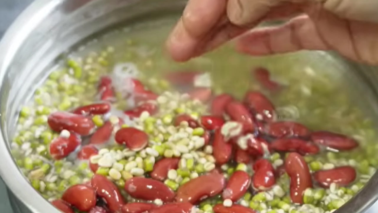 ముందుగా కొద్దిగా బార్లీ, పెసలు, రాజ్మా గింజలను తీసుకుని 10 గంటల పాటు వాటిని బాగా నానబెట్టుకోవాలి.