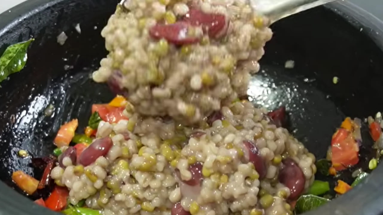 ప్రెషర్ కుక్కర్‌లో వాటిని వేసి అర టేబుల్ స్పూన్ పసుపు, కొద్దిగా ఉప్పు వేసి 6 విజిల్స్ వచ్చేవరకు బాగా ఉడికించాలి.